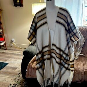 NWOT Anthropologie poncho. ✈️ 🍿 🧳 😍🍄